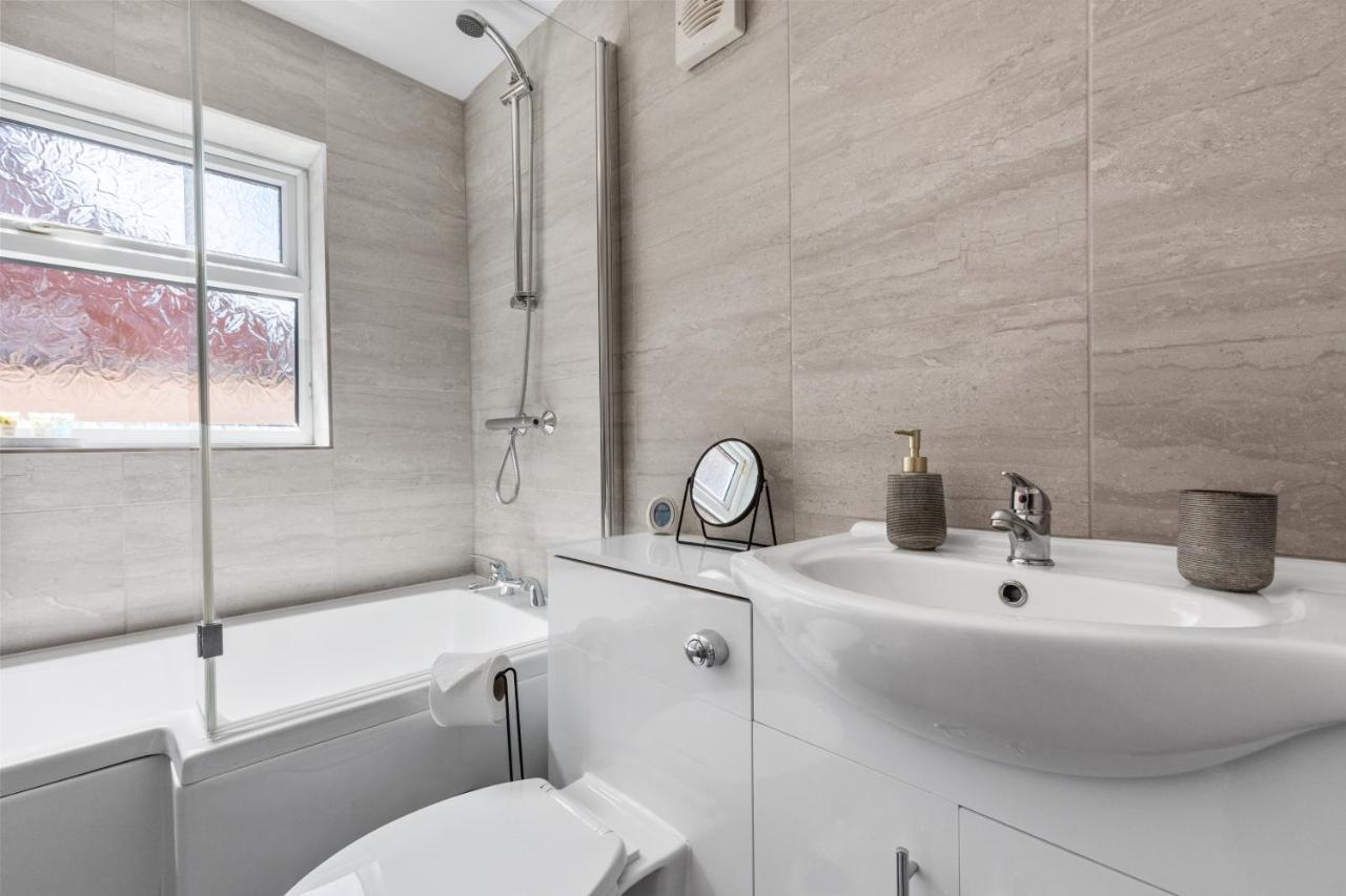 Nuneaton - Ideal 3 Bedroom, Wi-Fi Parking, Sleeps 6 - Jrr Stays エクステリア 写真